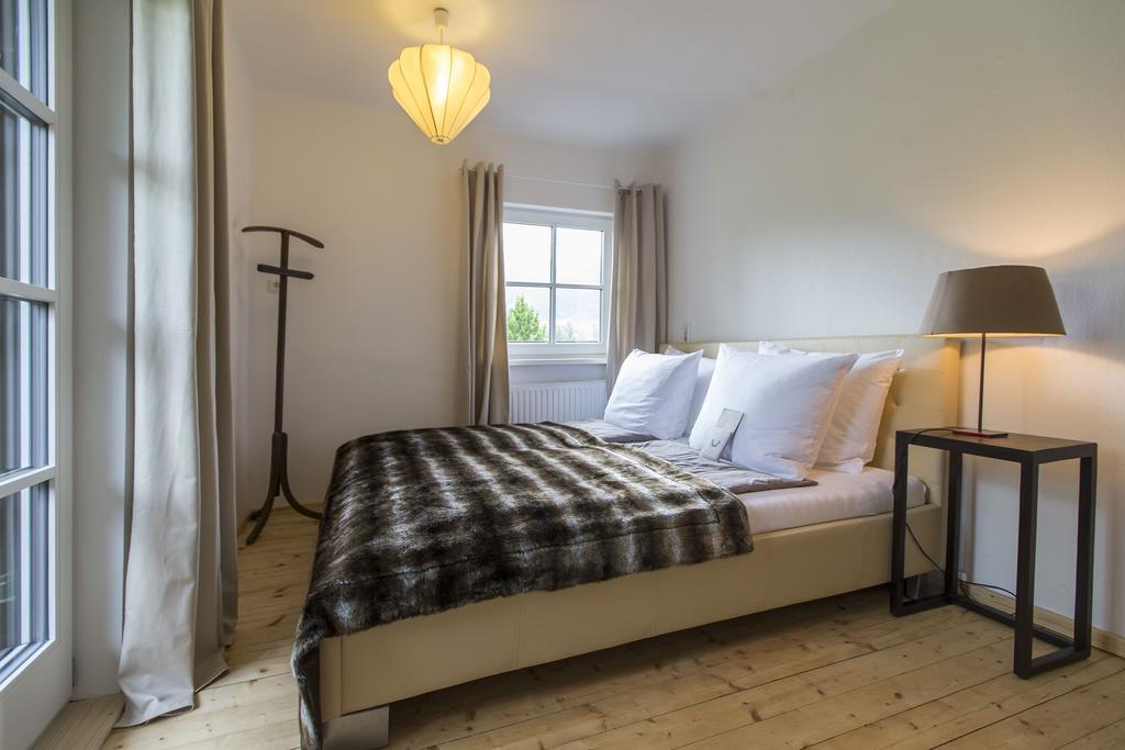 Forest Chalet, 15 Min To Salzburg Olt Town, And Most Beautiful Lakes, Secluded Location, 1,000 Sqm Garden, Mountainview, Panorama Sauna, Bath Whirlpool, Bbq&Bikes&Sunbeds For Free, Up To 10 P Golling an der Salzach Szoba fotó