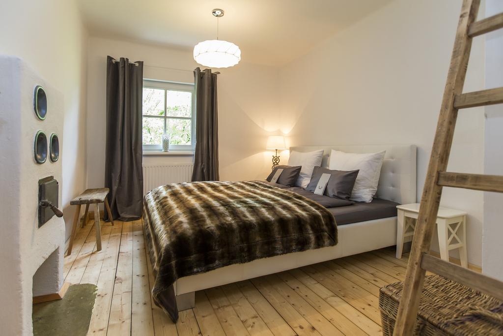 Forest Chalet, 15 Min To Salzburg Olt Town, And Most Beautiful Lakes, Secluded Location, 1,000 Sqm Garden, Mountainview, Panorama Sauna, Bath Whirlpool, Bbq&Bikes&Sunbeds For Free, Up To 10 P Golling an der Salzach Szoba fotó