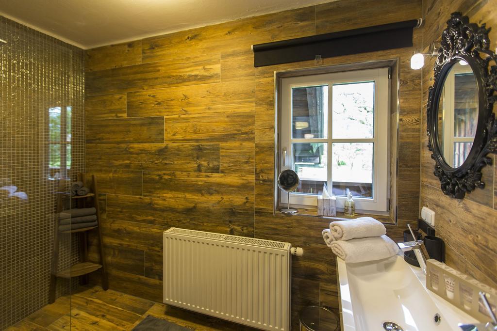 Forest Chalet, 15 Min To Salzburg Olt Town, And Most Beautiful Lakes, Secluded Location, 1,000 Sqm Garden, Mountainview, Panorama Sauna, Bath Whirlpool, Bbq&Bikes&Sunbeds For Free, Up To 10 P Golling an der Salzach Szoba fotó